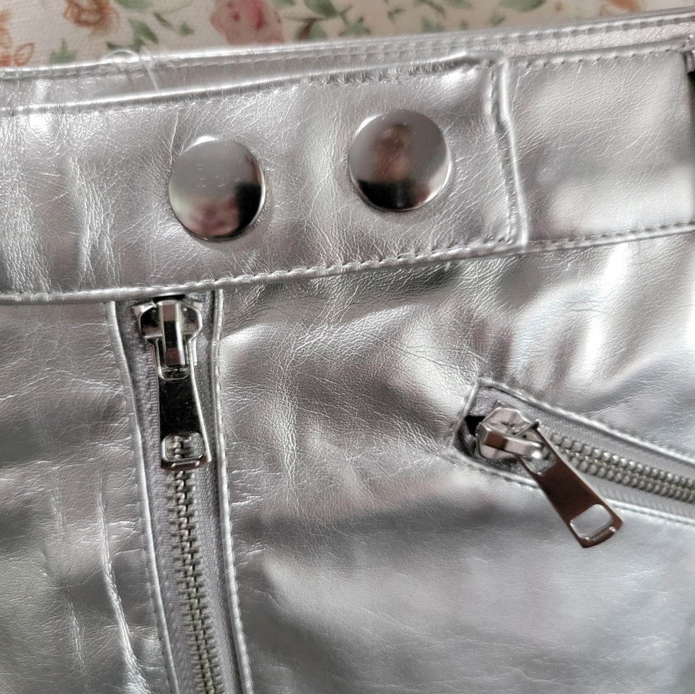 NWT Silver Metallic Mini Skirt - Picture 4 of 6